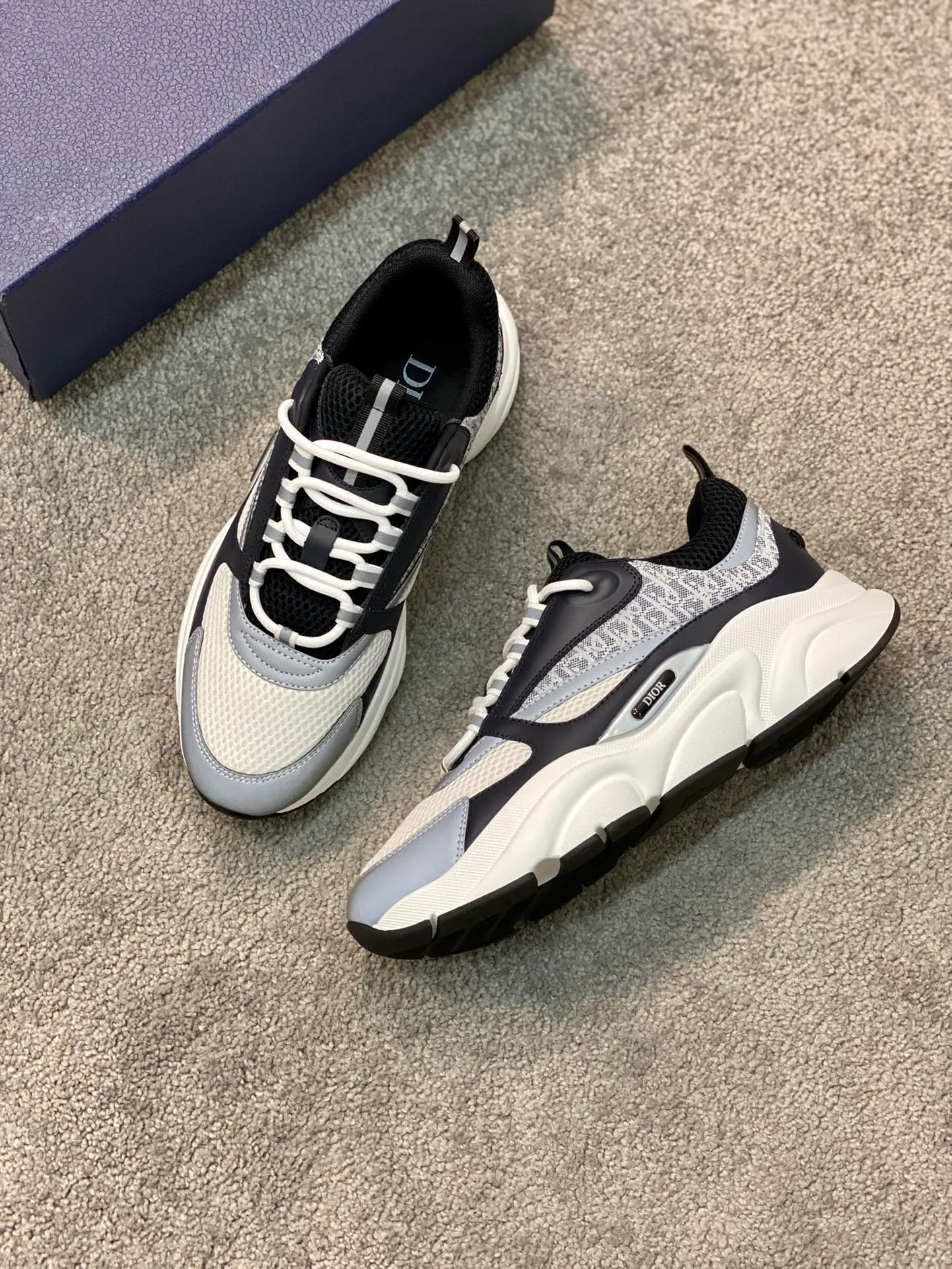 Factory price: 500💰 Dior B22 men's jogging fashion sneakers. This item draws inspiration from retro jogging shoes. It adopts a thick low-top design, with an upper made of leather and mesh fabric, and a black and white engraved rubber sole. The side is decorated with an embossed "Di~r" logo. Code number: 38-45 (38, 45, 46 can be customized)